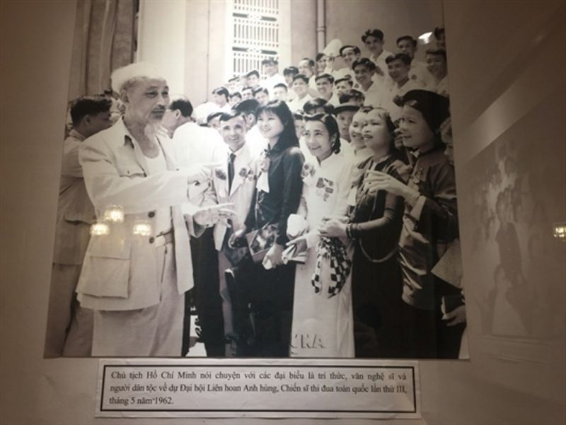 “…Văn hóa nghệ thuật cũng là một mặt trận. Anh chị em là chiên sĩ trên mặt trận ấy. Văn hóa, nghệ thuật cũng như mặt trận khác, không thể đứng ngoài mà phải ở trong kinh tế và chính trị…” “…Văn hóa nghệ thuật cũng là một mặt trận. Anh chị em là chiên sĩ trên mặt trận ấy. Văn hóa, nghệ thuật cũng như mặt trận khác, không thể đứng ngoài mà phải ở trong kinh tế và chính trị…”