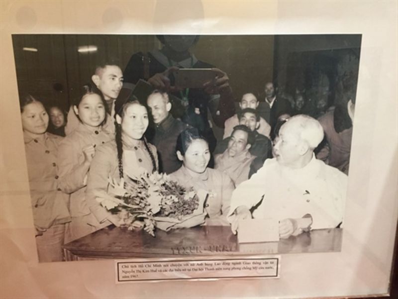 Ảnh, tư liệu thể hiện sự quan tâm sâu sắc, tình cảm yêu thương của Chủ tịch Hồ Chí Minh với thế hệ trẻ Ảnh, tư liệu thể hiện sự quan tâm sâu sắc, tình cảm yêu thương của Chủ tịch Hồ Chí Minh với thế hệ trẻ