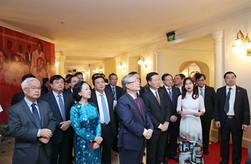 Tới dự và tham quan triển lãm có UV BCT, Thường trực Ban Bí thư Trần Quốc Vượng; UV BCT, Trưởng ban Tuyên giáo Trung ương Võ Văn Thưởng; UV BCT, Trưởng ban Dân vận Trung ương Trương Thị Mai; Phó Thủ tướng Chính phủ Vũ Đức Đam… cùng đại diện lãnh đạo Ban, Bộ, ngành, đoàn thể Trung ương và các đại biểu của đội ngũ trí thức, nhà khoa học, văn nghệ sĩ. Tới dự và tham quan triển lãm có UV BCT, Thường trực Ban Bí thư Trần Quốc Vượng; UV BCT, Trưởng ban Tuyên giáo Trung ương Võ Văn Thưởng; UV BCT, Trưởng ban Dân vận Trung ương Trương Thị Mai; Phó Thủ tướng Chính phủ Vũ Đức Đam… cùng đại diện lãnh đạo Ban, Bộ, ngành, đoàn thể Trung ương và các đại biểu của đội ngũ trí thức, nhà khoa học, văn nghệ sĩ.