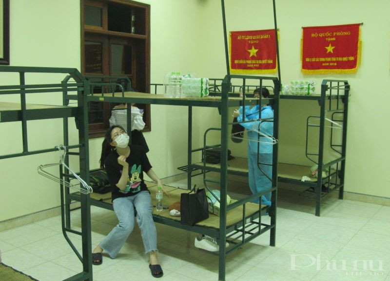 Nằm giường cứng chiếu cói, mỗi 30-45p lại trở mình thức giấc vì đau lưng... là trải nghiệm khó quên đối với nhiều bạn trẻ.