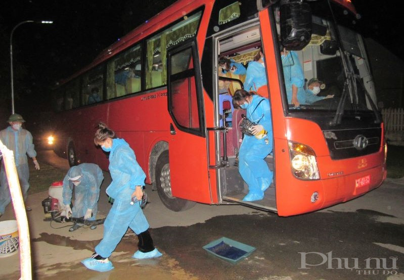 Những chuyến xe đón công dân tại sân bay về cách ly tại Trung đoàn pháo binh 58 những khi trời chưa sáng.