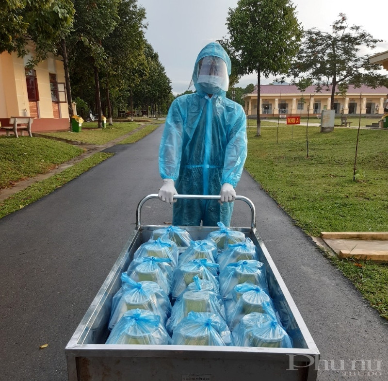 Thực phẩm chế biến đồ ăn cho bà con phần lớn lấy từ nguồn tăng gia của cán bộ, chiến sĩ để đảm bảo an toàn thực phẩm.
