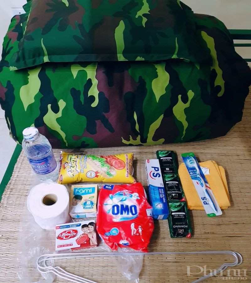 Những bộ chăn, gối, nhu yếu phẩm thiết yếu cho từng công dân cách ly được chuẩn bị hết sức chu đáo, gọn gàng.