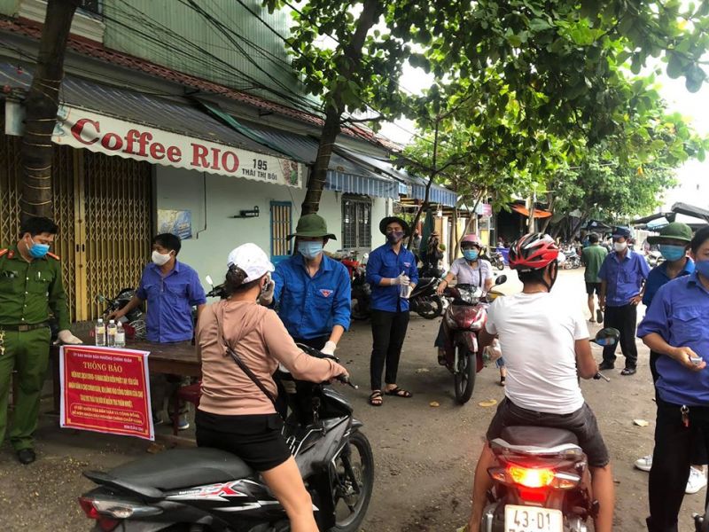 Đội hình “Thanh niên tình nguyện hỗ trợ phòng, chống dịch bệnh Covid-19” hỗ trợ lực lượng chức năng đo thân nhiệt, rửa tay sát khuẩn và nhắc nhở người dân đeo khẩu trang trước khi ra vào chợ.