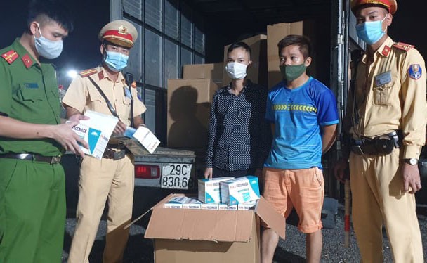 Lực lượng công an phát hiện số khẩu trang không rõ nguồn gốc. Lực lượng công an phát hiện số khẩu trang không rõ nguồn gốc.