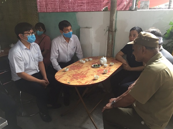 Lãnh đạo Mặt trận Tổ quốc Thành phố tham hỏi gia đình nạn nhân tử vong do sập giàn giáo. Ảnh: Minh Anh