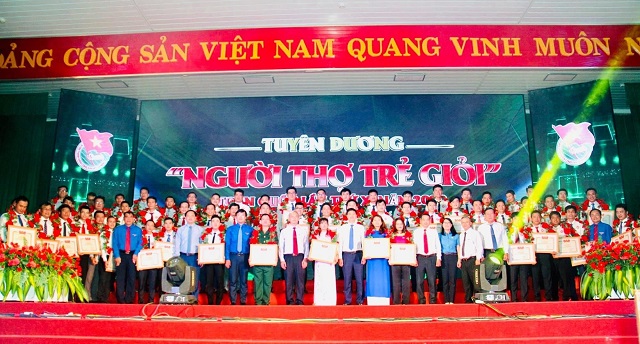 13 đkàn viên Dầu khí tại Lê Tuyên dương Người thợ trể giỏi toàn quốc.