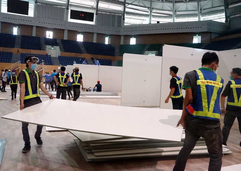 Công nhân viên công ty xây dựng gấp rút tiến hành dựng buồng bệnh điều trị bệnh nhân Covid-19. Công nhân viên công ty xây dựng gấp rút tiến hành dựng buồng bệnh điều trị bệnh nhân Covid-19.