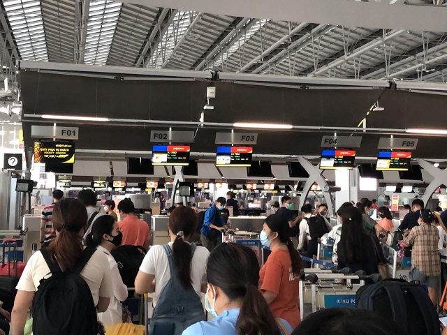 Đại sứ quán VIệt Nam tại Thái Lan cử người hỗ trợ công dân Việt Nam tại sân bay. Đại sứ quán VIệt Nam tại Thái Lan cử người hỗ trợ công dân Việt Nam tại sân bay.