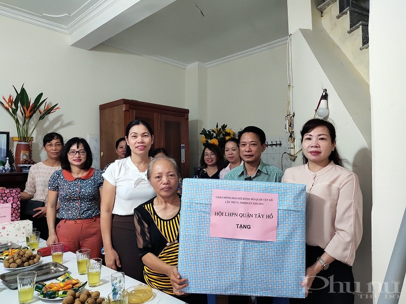 Trong ng&agrave;y b&agrave;n giao nh&agrave;  b&agrave; C&ocirc;ng Thị Gấm b&ecirc;n cạnh sự chia vui của c&aacute;c đại bieur, gia đ&igrave;nh b&agrave; c&ograve;n nhận được những phần qu&agrave; tuy nhỏ b&eacute; nhưng thể hiện t&igrave;nh thần tương th&acirc;n tương &aacute;i