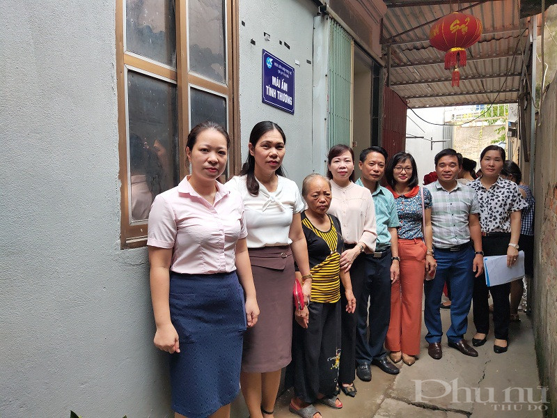 C&aacute;c đại biểu đến chia vui với gia đ&igrave;nh b&agrave; C&ocirc;ng Thị Gấm c&oacute; căn nh&agrave; mới khang trang