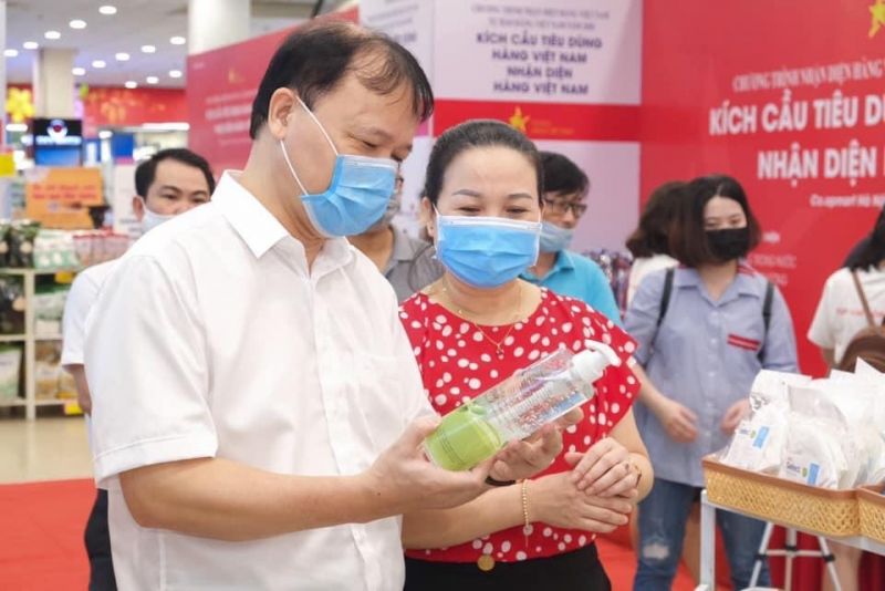 Thứ trưởng Bộ Công Thương Đỗ Thắng Hải đi kiểm tra thực tế việc cung ứng hàng hoá tại siêu thị Co.opmart Hà Nội và siêu thị Big C. Ảnh: VGP/Phan Trang