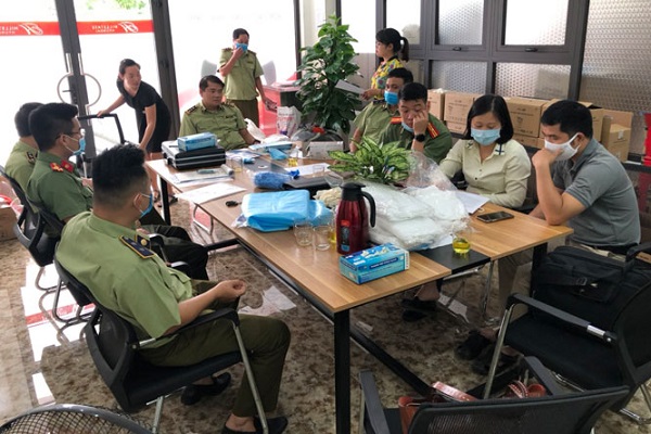 Số lượng lớn găng tay cao su không rõ nguồn gốc xuất xứ bị tạm giữ