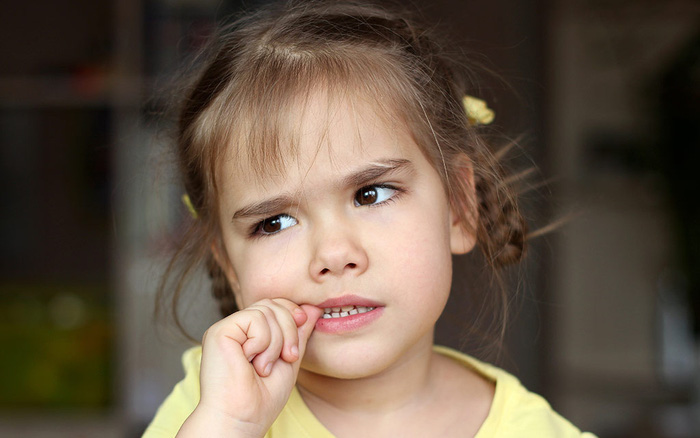 Bố mẹ hãy dành thời gian để hướng dẫn trẻ cách chăm sóc, giữ sạch móng tay và luôn cắt tỉa gọn gàng.