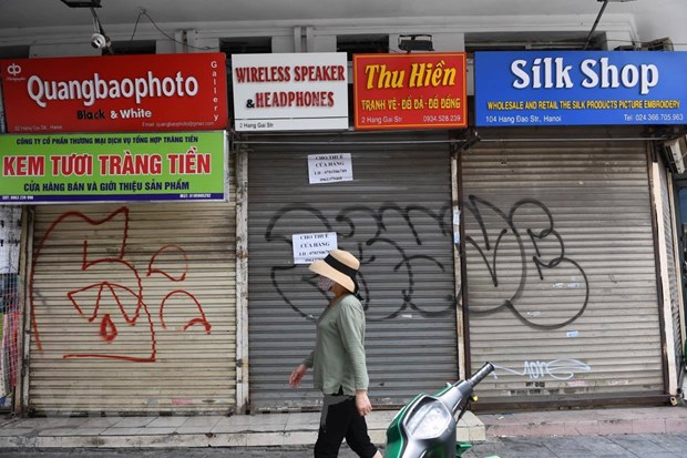 Những cửa hàng chuyên bán đồ cho du khách trên phố Hàng Gai, chụp sáng ngày 3/8. (Ảnh: Nhạc Nguyễn/Vietnam+)