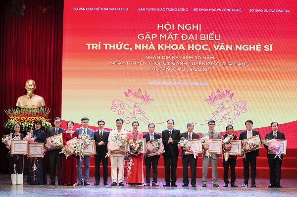 Đại diện Lãnh đạo Đảng và Nhà nước trao tặng Bằng khen cho các văn nghệ sỹ, nhà khoa học, trí thức tiêu biểu năm 2020