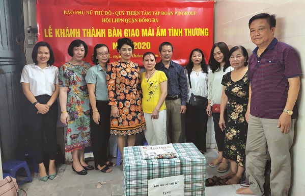 Các đại biểu động viên, chia sẻ và tặng quà cho gia đình bà Hoàng Thị Phương