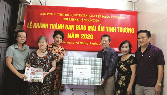 Bà Lê Quỳnh Trang - Tổng biên tập báo PNTĐ (người thứ 3 từ trái sang), cùng đại diện lãnh đạo Hội LHPN quận Đống Đa, phường Ô Chợ Dừa trao quà cho gia đình bà Hoàng Thị Phương - vợ liệt sỹ (người thứ 2 từ trái sang).