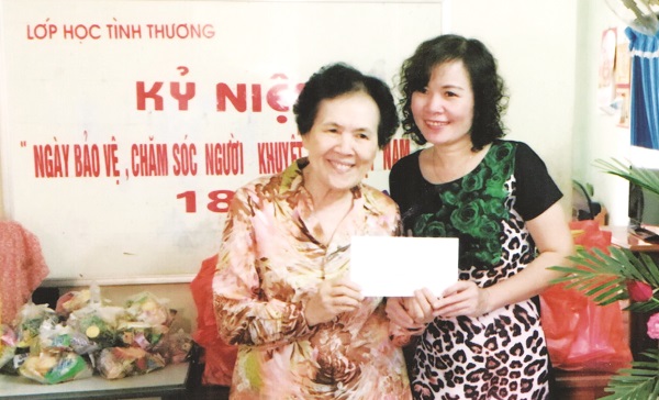 Tác giả bài viết (phải) và cô giáoĐỗ Thị Thoa.