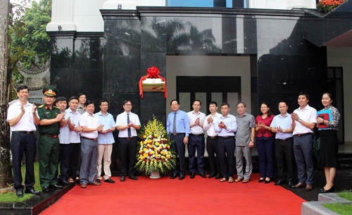 Các đại biểu tham dự và gắn biển công trình cải tạo hội trường Huyện ủy, HĐND, UBND huyện