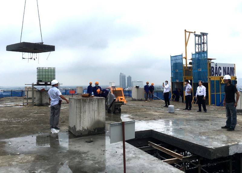 Cầu trục nâng ô sàn sau khi hoàn thành cắt và chuyển xuống đất.