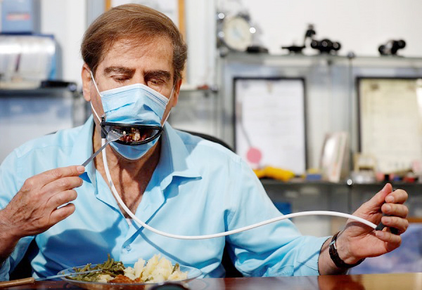 Chiếc “cửa mini” có thể được điều khiển đóng mở bằng một thiết bị cầm tay Chiếc “cửa mini” có thể được điều khiển đóng mở bằng một thiết bị cầm tay