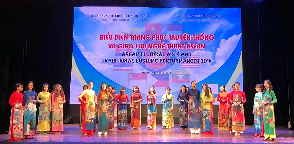Trình diễn trang phục áo dài truyền thống trong chương trình giao lưu nghệ thuật ASEAN