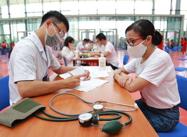 Người d&acirc;n cần chủ động khai b&aacute;o y tế, theo d&otilde;i sức khỏe v&agrave; tu&acirc;n thủ nghi&ecirc;m ngặt c&aacute;c quy định ph&ograve;ng chống dịch theo hướng dẫn của Bộ Y tế.