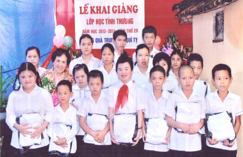 Cô giáo Đỗ Thị Thoa cùng các học trò trong Lễ khai giảng lớp học tình thương