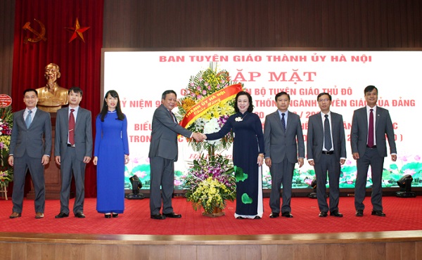 Phó Bí thư Thường trực Thành ủy Ngô Thị Thanh Hằng tặng hoa chúc mừng ngành Tuyên giáo Thủ đô