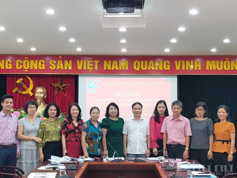 11 thành viên Tổ tư vấn ra mắt tại hội nghị