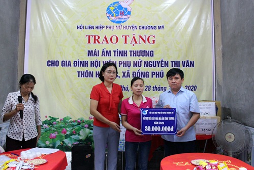 Chị Nguyễn Thị Vân  nhận tiền hỗ trợ  xây mái ấm tình thương của Hội PN
