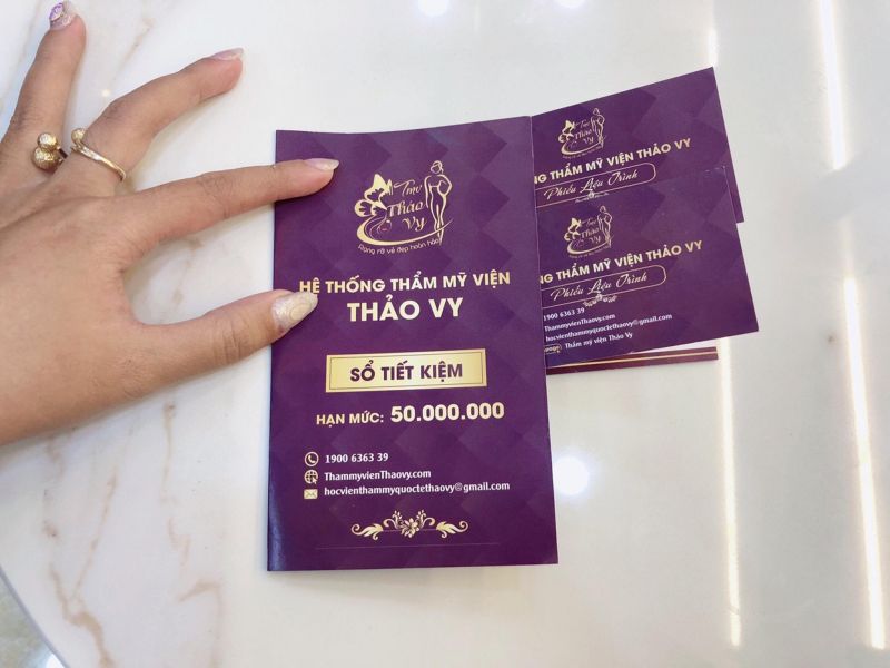 Sổ tiết kiệm thể hiện việc Công ty TNHH Một Thành Viên Thẩm Mỹ Viện Thảo Vy thực hiện dịch vụ giảm béo (tiêm + lipo), cấy bông tuyết.