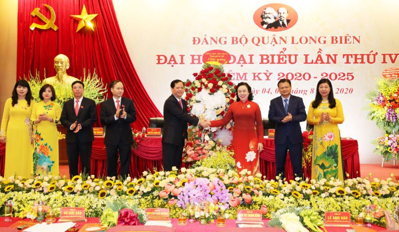 Phó Bí thư Thường trực Thành ủy Ngô Thị Thanh Hằng chúc mừng đại hội. Phó Bí thư Thường trực Thành ủy Ngô Thị Thanh Hằng chúc mừng đại hội.