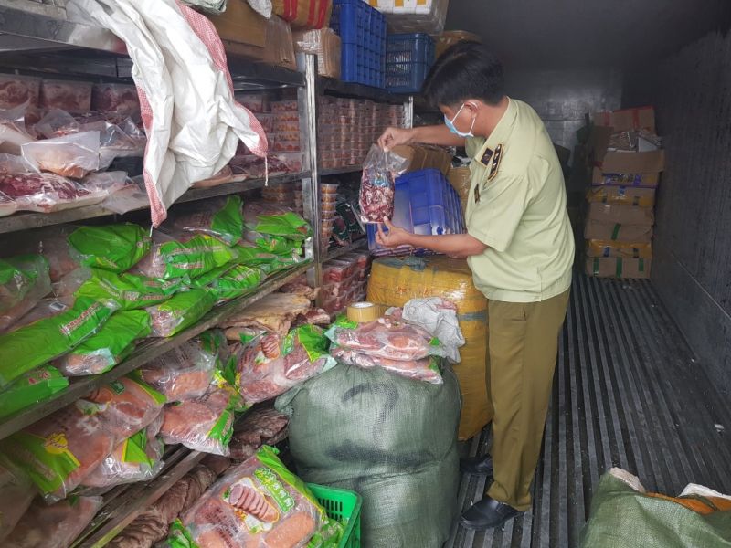 Lực lượng chức năng B&igrave;nh Dương ph&aacute;t hiện hơn 19 tấn sản phẩm động vật đ&ocirc;ng lạnh bị &ocirc;i thiu, kh&ocirc;ng r&otilde; nguồn gốc xuất xứ