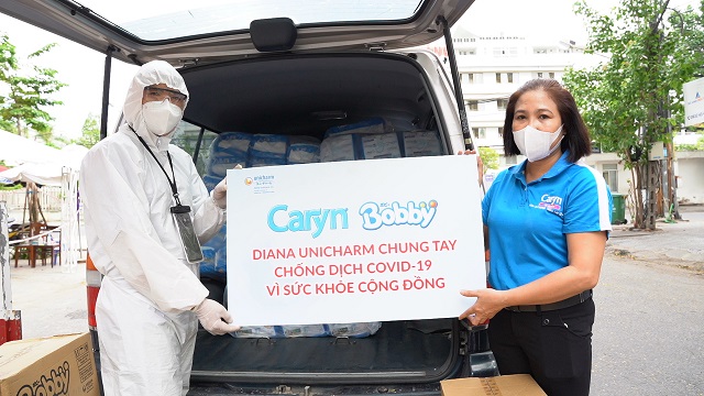 Trong sáng 4/8, đoàn xe hàng chở hàng trăm ngàn sản phẩm tã trẻ em và khăn ướt Bobby và tã giấy người lớn Caryn và Bobby tới các Bệnh viện tại Đà Nẵng.