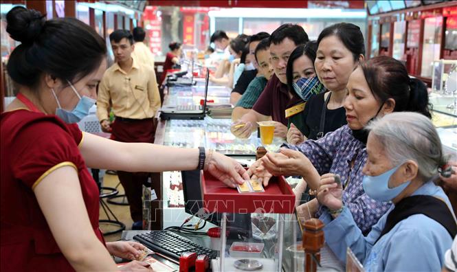Khách mua bán vàng tại Công ty Kinh doanh vàng bạc Bảo Tín Minh Châu. Ảnh: Trần Việt/TTXVN Khách mua bán vàng tại Công ty Kinh doanh vàng bạc Bảo Tín Minh Châu. Ảnh: Trần Việt/TTXVN