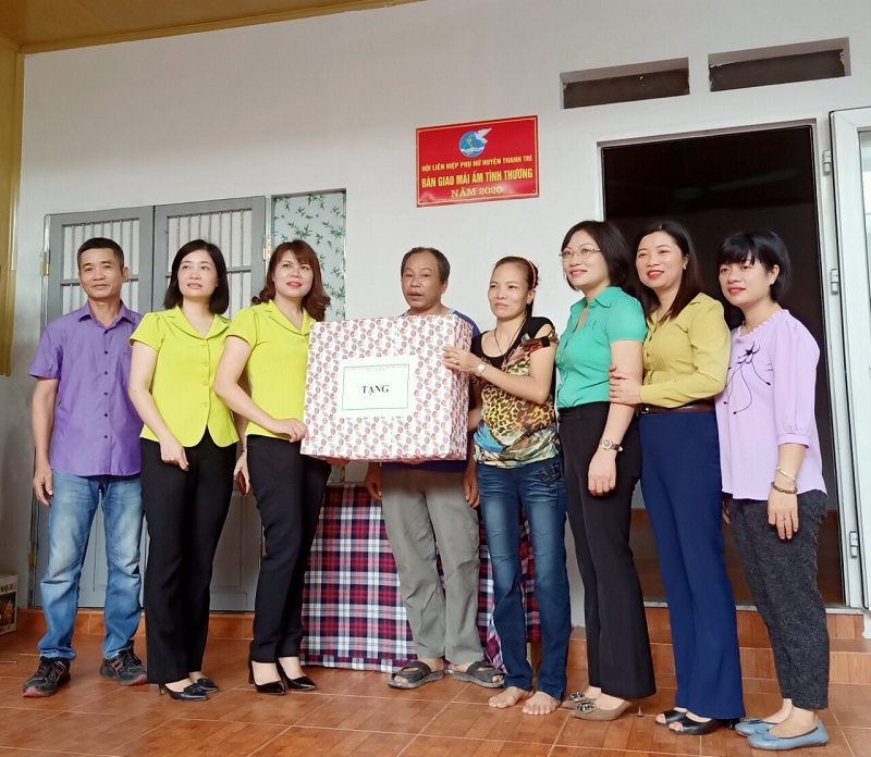 Các đồng chí Thường trực Hội Liên hiệp Phụ nữ huyện Thanh Trìtặng quà hội viên phụ nữ Nguyễn Thị Thúy Các đồng chí Thường trực Hội Liên hiệp Phụ nữ huyện Thanh Trìtặng quà hội viên phụ nữ Nguyễn Thị Thúy