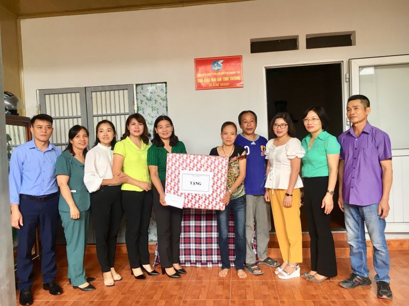 Đại diện lãnh đạo Mặt trận tổ quốc huyện và các Hội đoàn thểtặng quà hội viên Nguyễn thị Thúy Đại diện lãnh đạo Mặt trận tổ quốc huyện và các Hội đoàn thểtặng quà hội viên Nguyễn thị Thúy