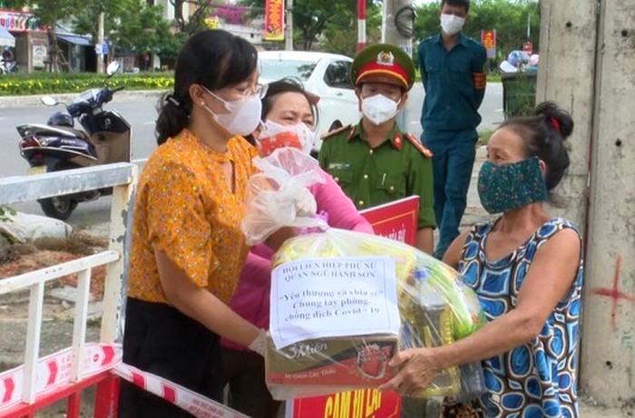 Hội LHPN quận Ngũ Hành Sơn trao các suất quà gồm gạo và nhu yếu phẩm hỗ trợ các hộ phụ nữ có hoàn cảnh khó khăn đang cách ly tại nhà trên địa bàn