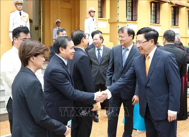 Phó Thủ tướng, Bộ trưởng Bộ Ngoại giao Phạm Bình Minh với đại sứ một số nước ASEAN tại Việt Nam dự Lễ Thượng cờ. Phó Thủ tướng, Bộ trưởng Bộ Ngoại giao Phạm Bình Minh với đại sứ một số nước ASEAN tại Việt Nam dự Lễ Thượng cờ.