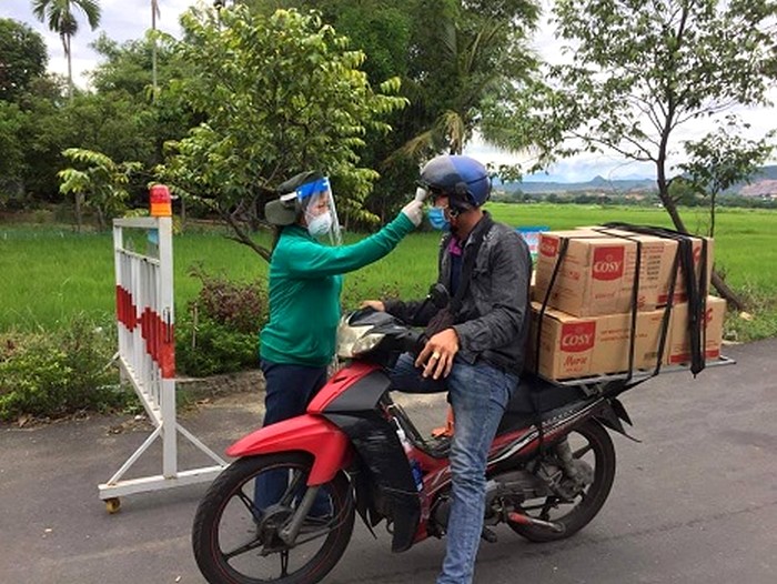 Phụ nữ xã Hòa Tiến, huyện Hòa Vang tham gia chốt kiểm dịch.