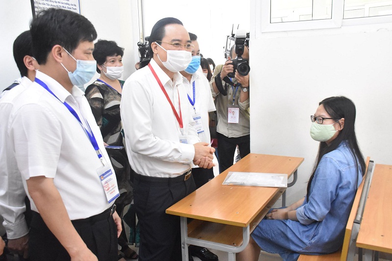 Bộ trưởng Bộ GD-ĐT Phùng Xuân Nhạ kiểm tra công tác tổ chức thi tại điểm trường THCS Nam Từ Liêm Bộ trưởng Bộ GD-ĐT Phùng Xuân Nhạ kiểm tra công tác tổ chức thi tại điểm trường THCS Nam Từ Liêm