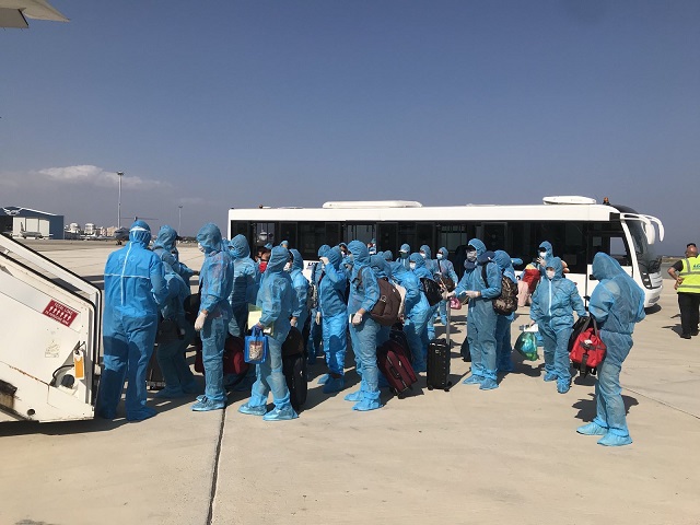 Công dân Việt Nam tại Cộng hòa Síp lên máy bay của Vietnam Airlines để về Việt Nam.