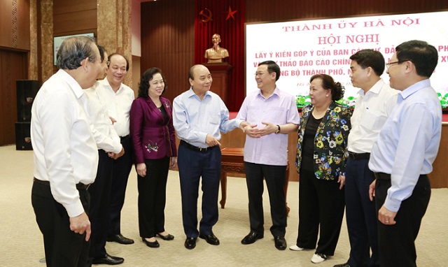 Thủ tướng Nguyễn Xuân Phúc trò chuyện với lãnh đạo Thành phố Hà Nội.