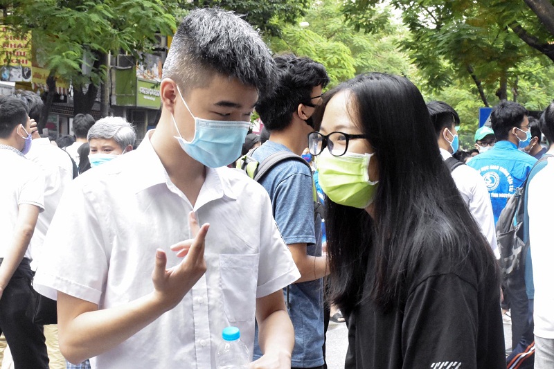 Các thí sinh trao đổi sau giờ thi môn Ngữ văn Các thí sinh trao đổi sau giờ thi môn Ngữ văn