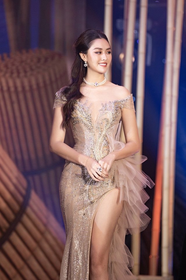 Bộ váy do Á hậu Tường San mặc cũng được trả giá khá cao Bộ váy do Á hậu Tường San mặc cũng được trả giá khá cao