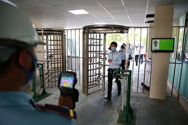 Nhân sự BSR phải đeo khẩu trang suốt quá trình ngồi trên xe buýt, di chuyển trong khuân viên Nhà máy, khi làm việc và được đo thân nhiệt. Nhân sự BSR phải đeo khẩu trang suốt quá trình ngồi trên xe buýt, di chuyển trong khuân viên Nhà máy, khi làm việc và được đo thân nhiệt.