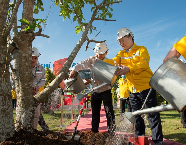Đồng chí Trần Quốc Vượng trồng cây lưu niệm tại Nhà máy đạm Cà Mau.