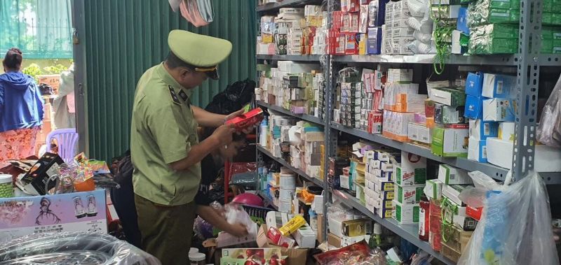7 tháng, xử lý hơn 1.000 tụ điểm nổi cộm về hàng giả - ảnh 1